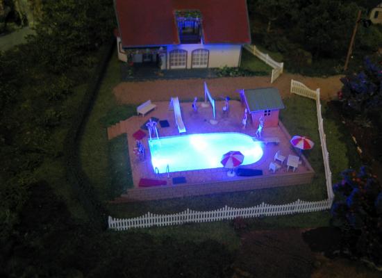 Elle est belle la piscine illuminée une belle nuit d'été