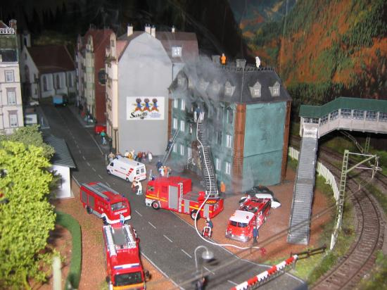 Un immeuble en feu, les pompiers en pleine action