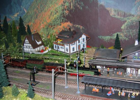 Un petit train touristique arrive à la gare montagnarde